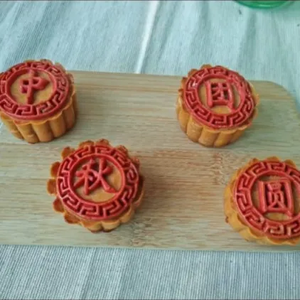 印着「中秋团圆」字样的传统月饼