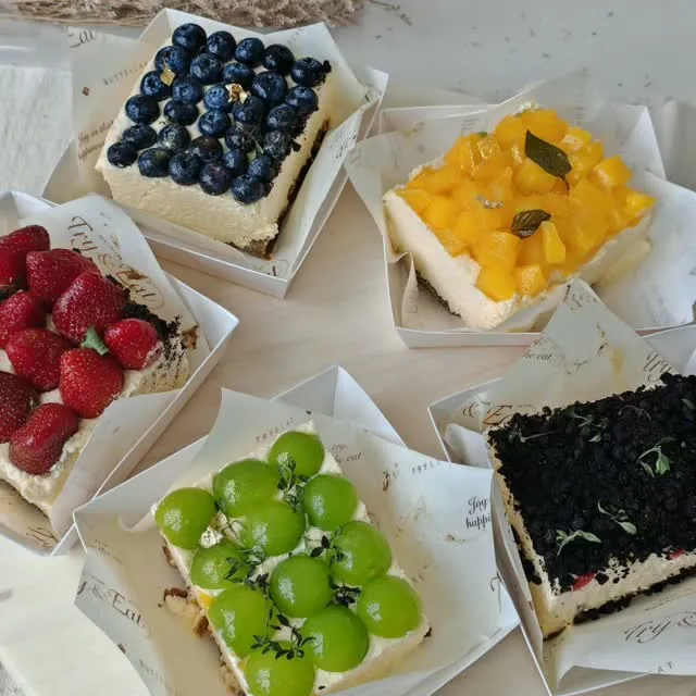 学生制作的提拉米苏，点缀蓝莓、芒果、草莓与青提